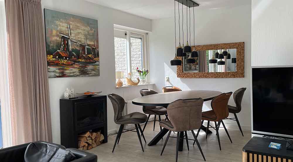 Esszimmer, mit Tisch und 6 Stühlen und Kamin