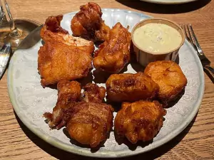 Teller mit Kibbeling und Mayonnaise