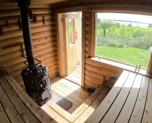 Das Innere der Sauna mit Saunaofen