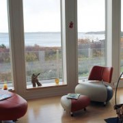 Das Wohnzimmer mit Kamin im Beach Heaven Ferienhaus, Nova Scotia